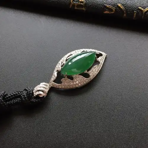 镶白金钻石糯冰种蓝绿翡翠马眼胸坠