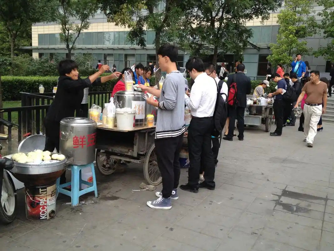 鸡蛋灌饼肉夹馍攻陷北京地铁站口 月入近万元超过白领(图)