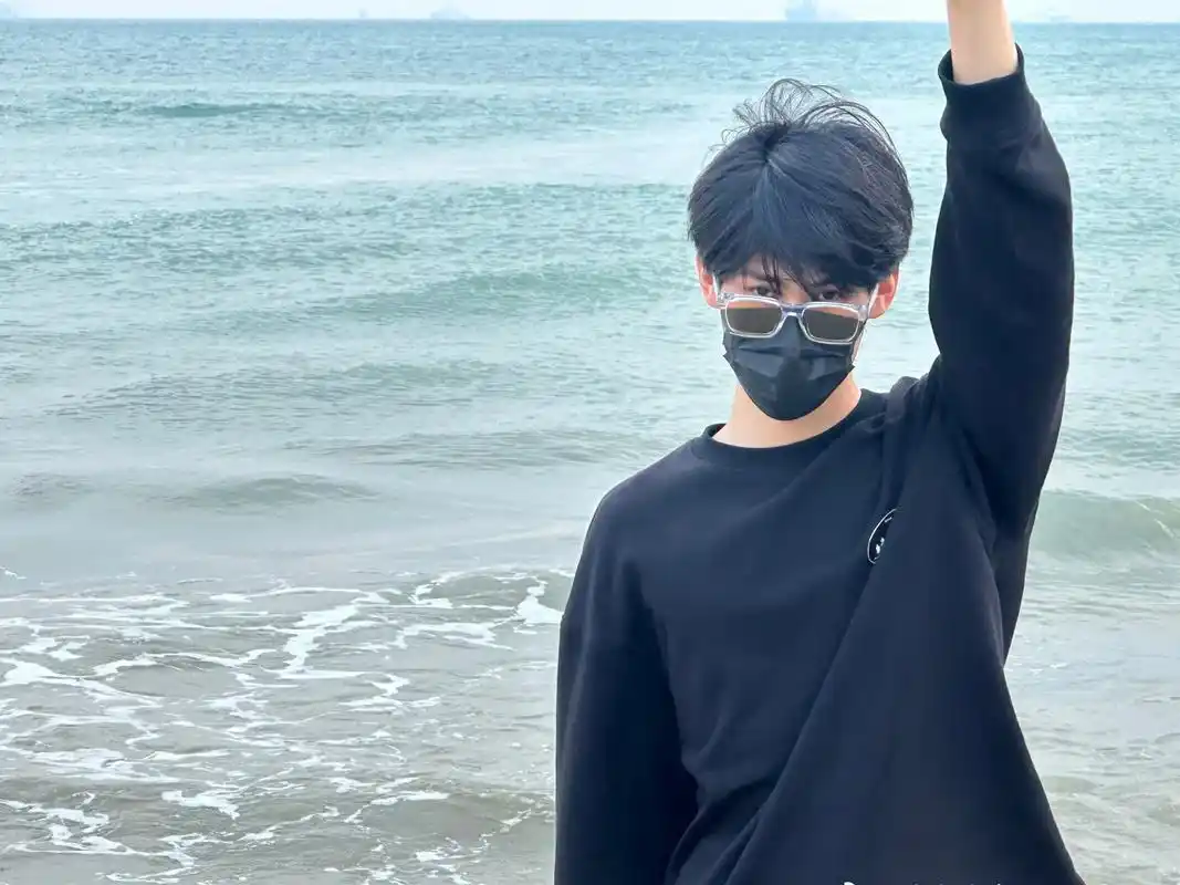 张哥的手好好看!可以给我牵一下吗#张真源 #男友风 #真诚而 - 抖音