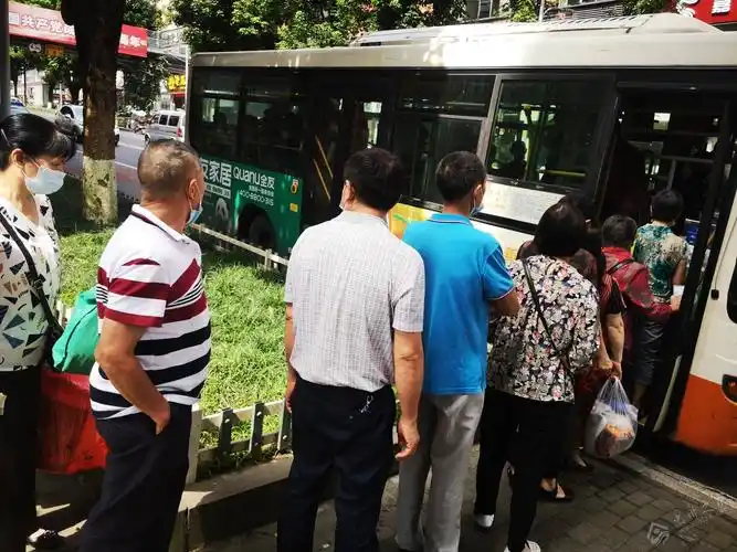 讲文明!忠县这路公交车候车点,乘客总是排队候车