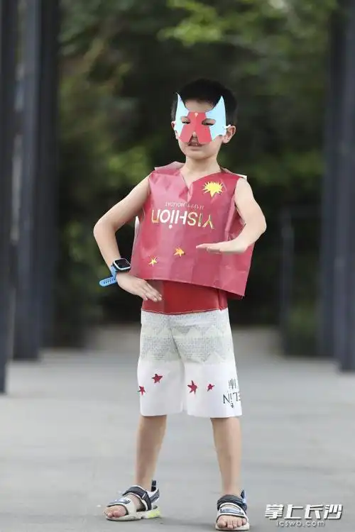 组图|垃圾袋变时装,这个小区环保时装秀有看头