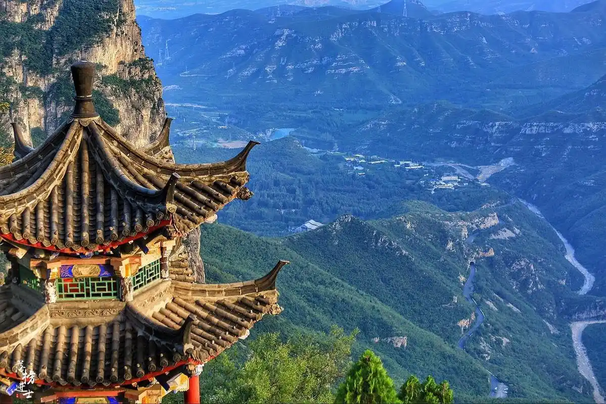 「茱萸峰韵」登临绝顶胸怀广,俯瞰群峰心自眠