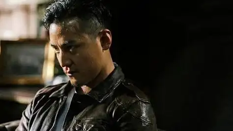 我想问问大家,窃听风云2的吴彦祖是怎样怎样抬高股票的,他是用什么