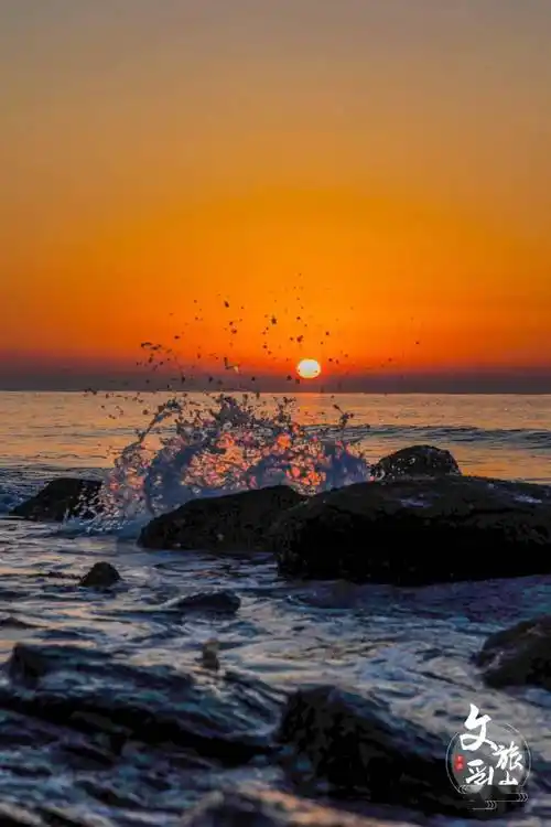 海面波光粼粼日月同辉微光穿破黎明看太阳慢慢升起不妨试试凌晨四五点