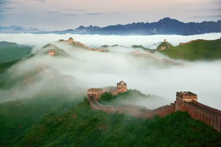 千山叠翠万里绵延江山如此多娇