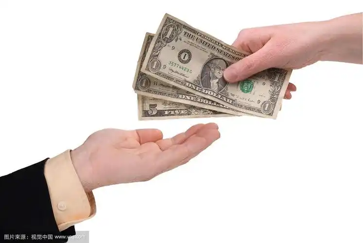 女人手里拿着钱