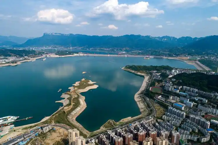 5月9日,船舶有序进出三峡大坝