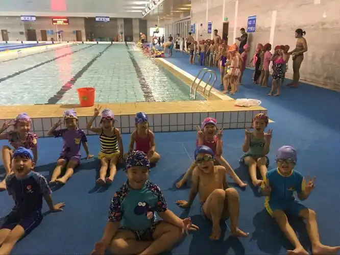 江浦实验小学一年级游泳课开课啦!