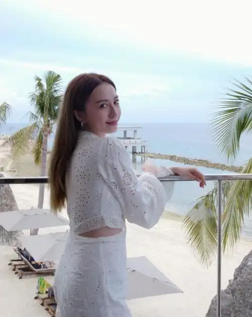 香港女星龚嘉欣晒事业线皮肤雪白身材有料完美蜜蜂腰太诱人