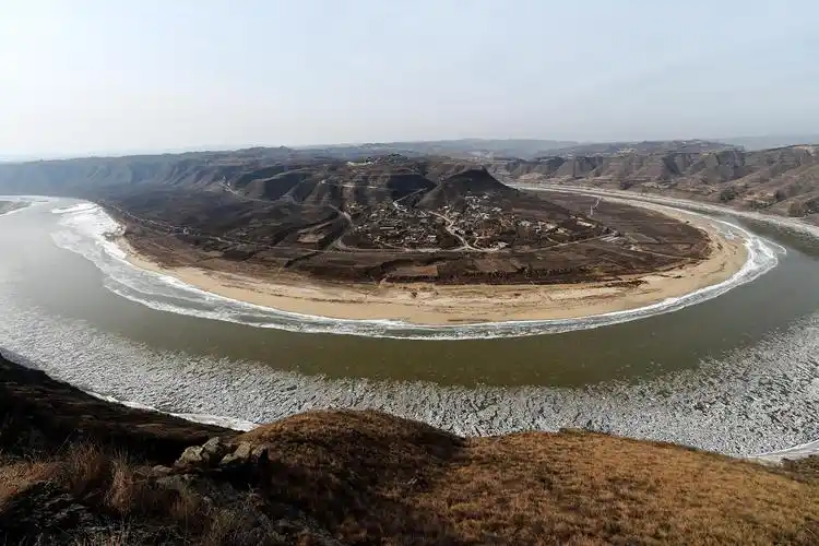 近日,受冷空气影响,位于山西省临汾市境内的黄河出现大面积流凌,场面