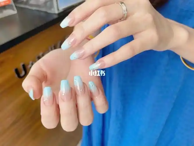 婴儿蓝渐变美甲