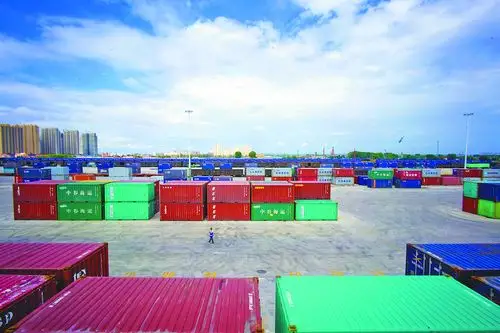 萝北口岸的集装箱货场.本报记者刘心杨摄