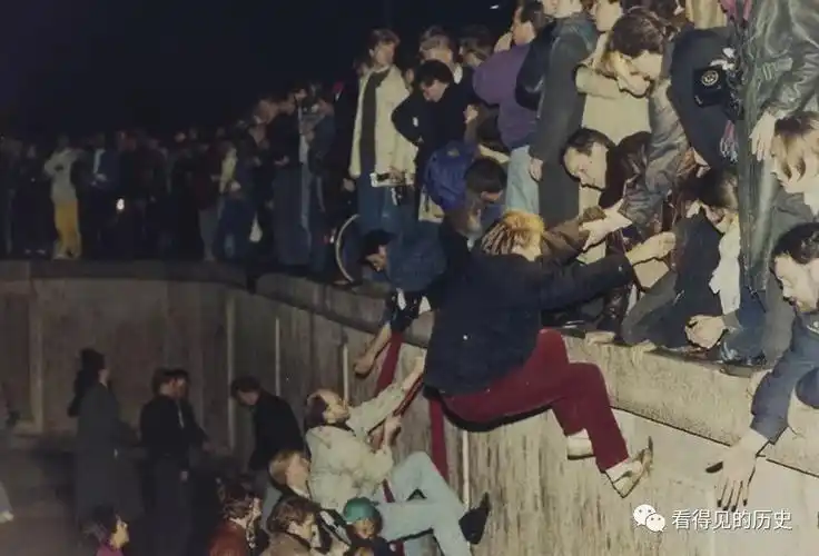 1989年轰然倒下的柏林墙 墙倒众人推的历史时刻