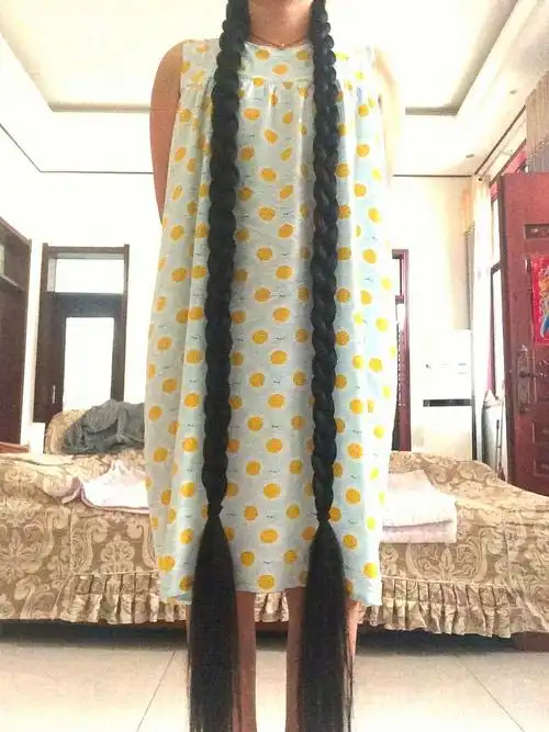真好看 上下匀称发量足 此等发辫极罕见 备注:在群里看到这张长发照片
