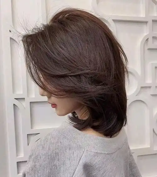 不管短发还是长发有层次感的发型看起来会更有空气感,刘海的层次能够