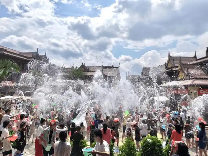 2024泼水节 狂欢盛启人生总要来一次芒市感受泼水节的欢乐2024年4月11