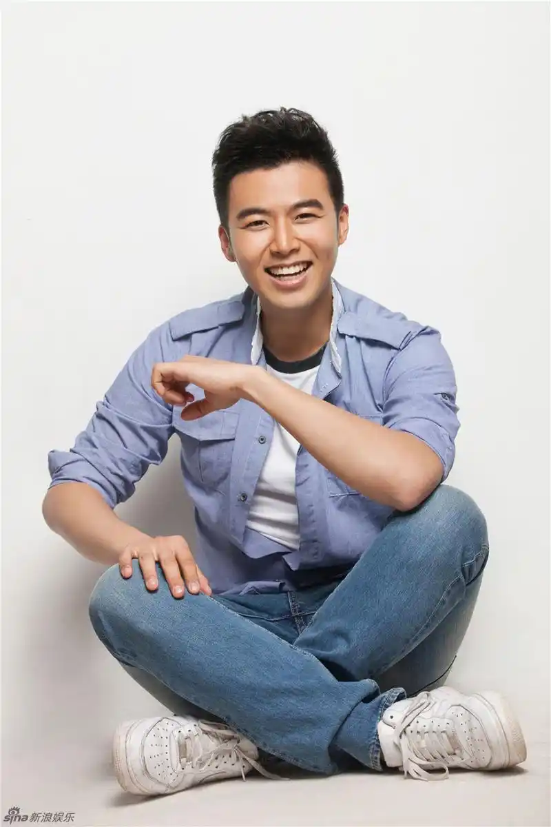 新浪娱乐讯 王今铎曝光一组写真,照片中王今铎率性可爱,笑容阳光,一展