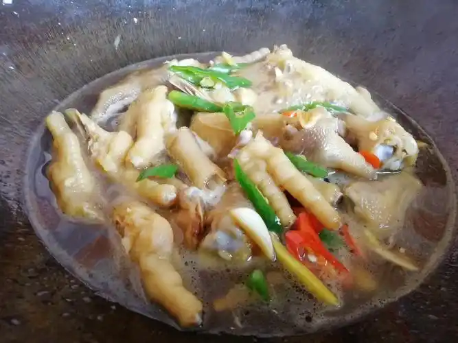 煮鸡爪 5,加入适量清水,盖上锅盖煮10分钟左右(中间翻转一下鸡爪),待