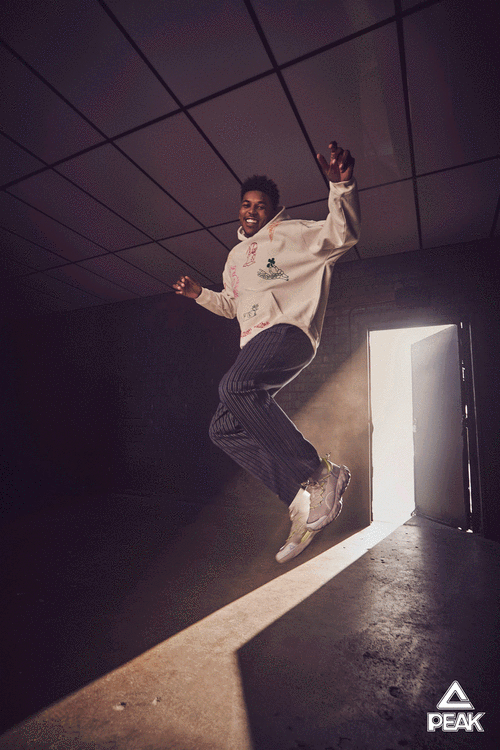 尼克杨晒神秘新鞋在抖音火了等了十几年终于有签名鞋了