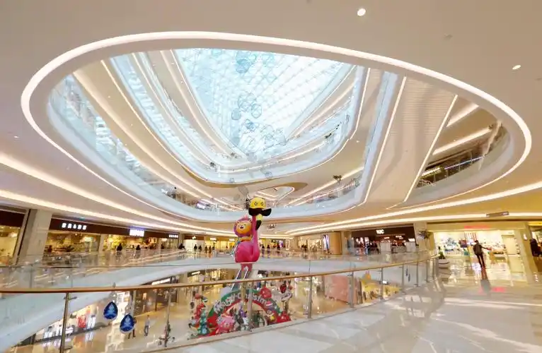 在硬件方面100多部客梯/扶手梯覆盖全场,通达壹方城全楼层的多层停车