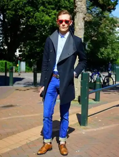 棕色皮鞋搭配宝蓝色的卷边牛仔裤绝对吸睛,上身再穿搭湖蓝色衬衫加