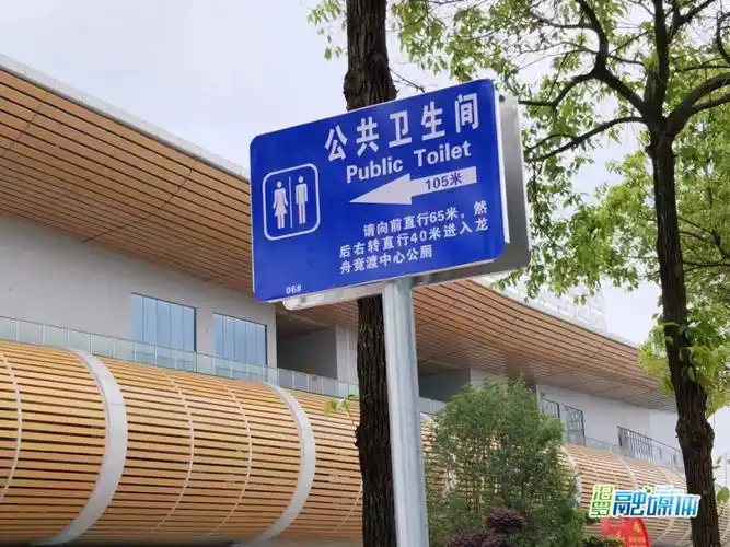 合理方便的设置原则,在城区范围内统一安装公厕导向指示牌,确保各主次