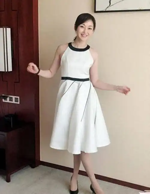 香港长腿女神万绮雯近况曝光!晒国风照被赞冻龄,与老公坚持丁克