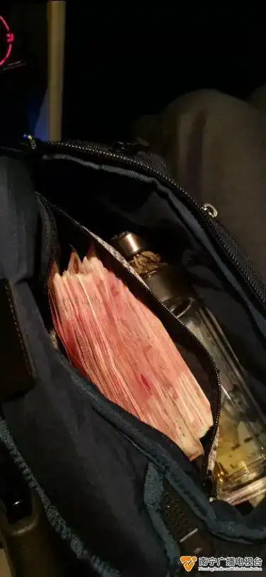 出租车后座出现1万多现金,南宁的司机,乘客这样做