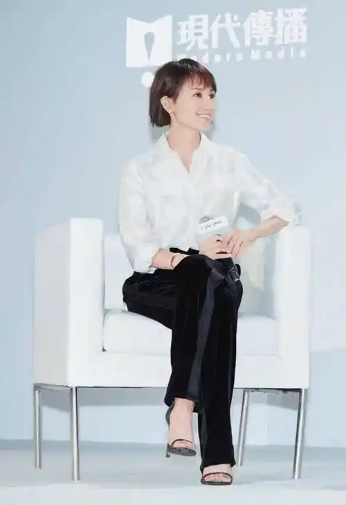 无论年龄多大都嫩个散发自己独特的魅力,跟着袁泉学穿搭