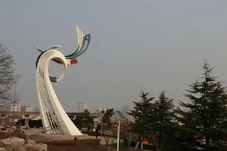 凤凰山位于烟台市莱山区中心城区北侧,大南山景区东部,海拔高度199.