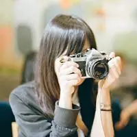 qq头像女生拿着相机唯美拿着照相机的女生头像图片