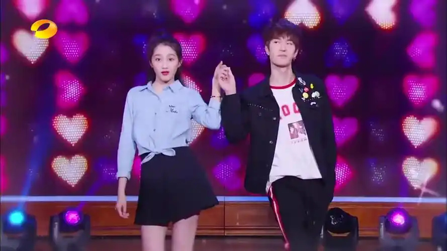 关晓彤王一博,甜蜜劲舞,自带狗粮!鹿晗不会吃醋吗?