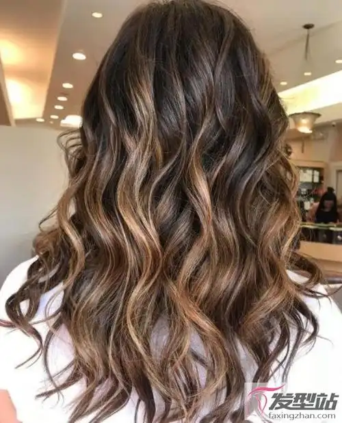 头发少的女生烫个水波纹卷发,电玩城手机游房头发瞬间蓬松起来,电玩城