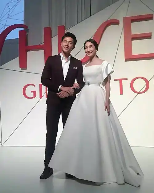 mark & taew他们也是因戏生情,早在多年以前就已官宣,郎才女貌,俊男