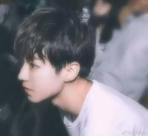 今日为大家分享一组王俊凯性感喉结特写合集!