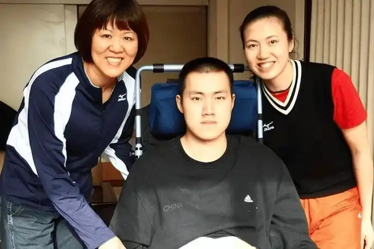 最近,郎导又带着她的爱人王育成一起去看望汤淼.