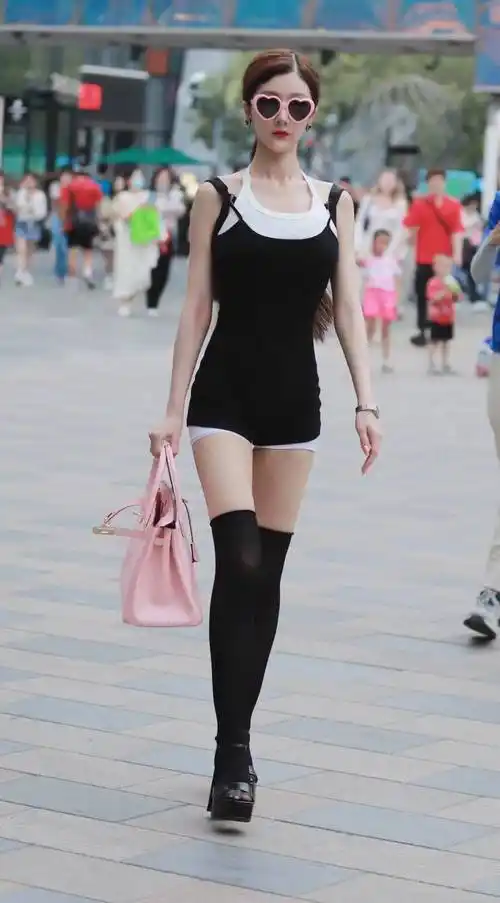 街拍:这样的小姐姐普通人就直接放弃吧,驾驭不了