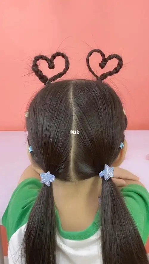 简单双爱心发型,你学会了吗?_发型_编发_儿童编发_母婴_婴童时尚