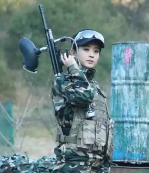 赵丽颖军装照 漂亮的都掉渣了!