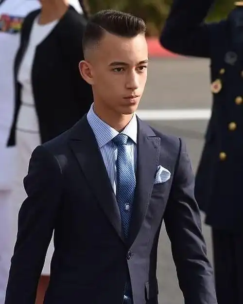 摩洛哥王子17岁,曾是拒绝吻手礼的傲娇小王子,如今长成翩翩少年