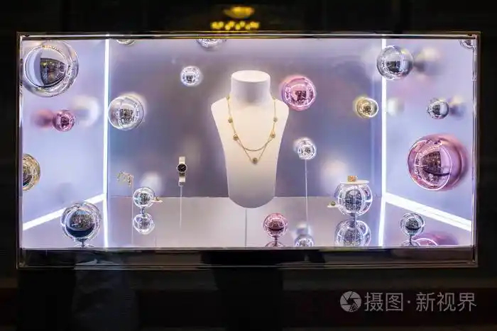 商店橱窗里的石榴石首饰柜台