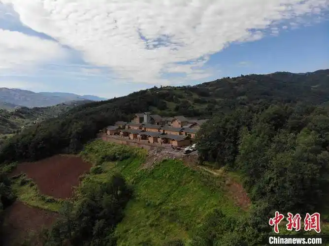 四川凉山三河村破旧土坯房变身彝家新寨