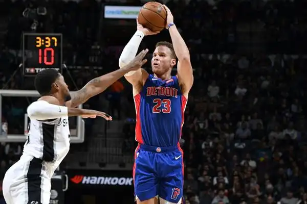 7分4.8篮板,投篮命中率只有36.3%,这些数据都是格里芬的生涯新低.