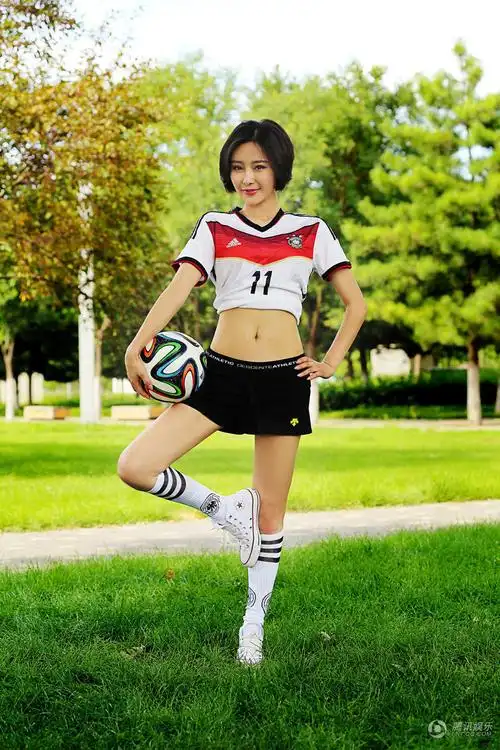 张曦文清新动人活力十足时尚世界杯写真