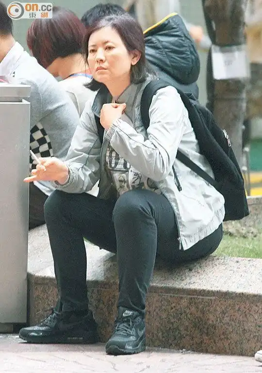 蓝洁瑛独自现身坐地抽烟眼神迷茫