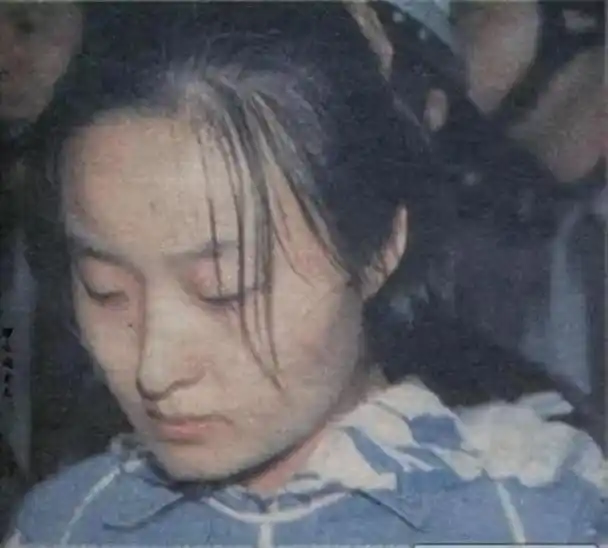 曹琳琳和他的女儿小丁是同学,她将小丁约了出来.