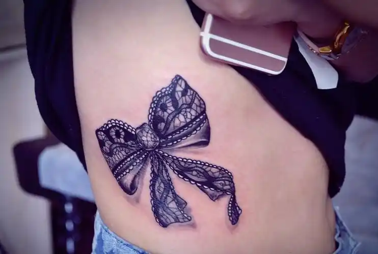 隐藏在侧腰部的3d蝴蝶结纹身图案