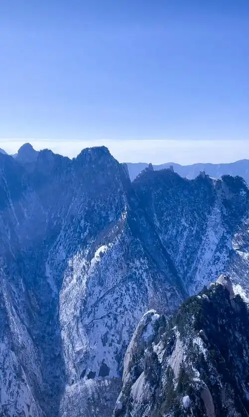 连绵起伏的山脉,,,就像是生命的底色,是那样的坚毅与不屈服