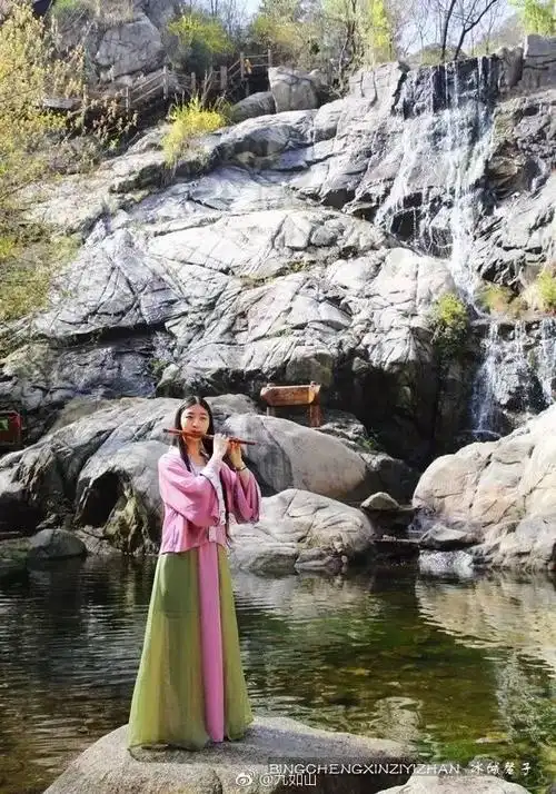 山东济南九如山美女模特静立山水间 感觉来到了世外桃源