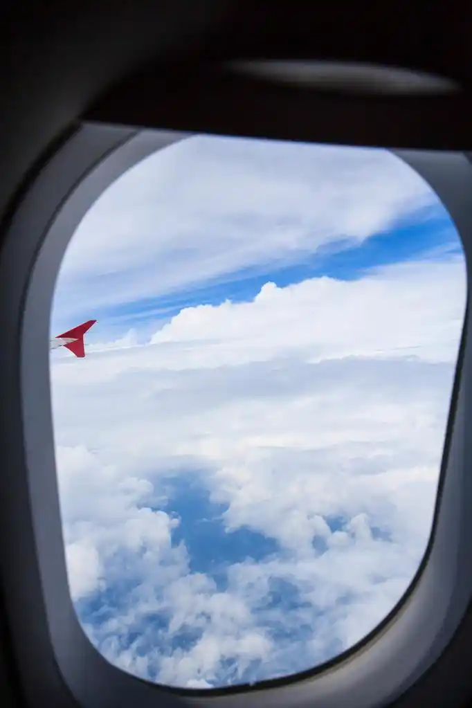 窗外的飞机机翼,飞机机翼伸出窗外.飞的高